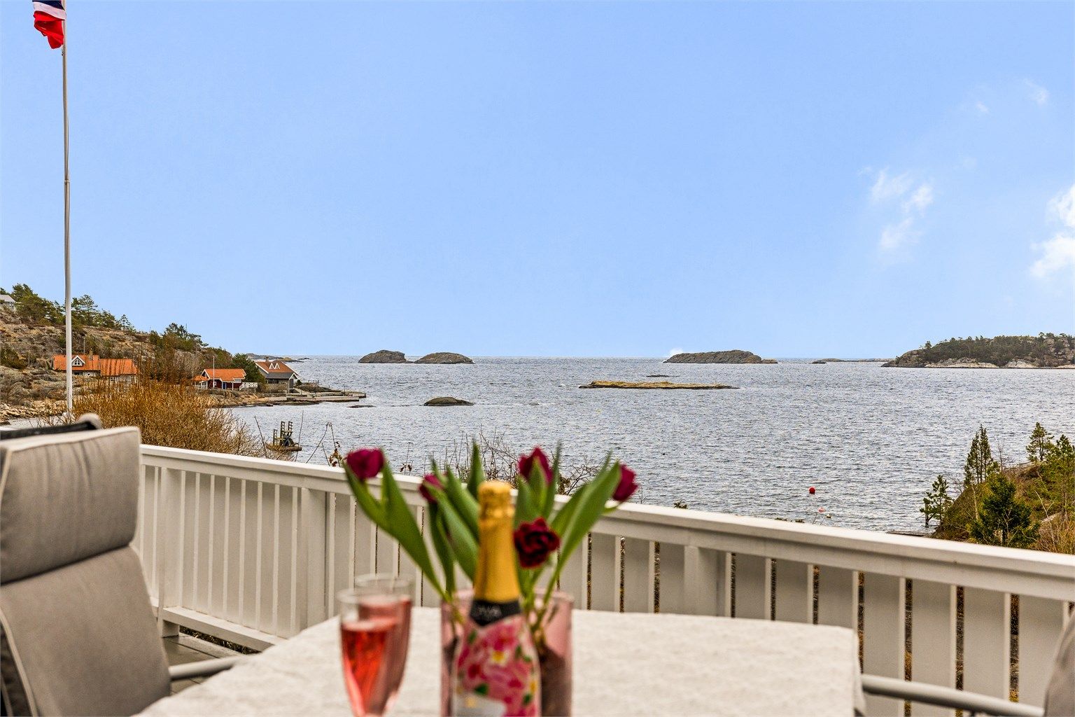 FRA SPISEPLASSEN ER det nydelig utsikt utover Skjærgården, havet og horisonten.