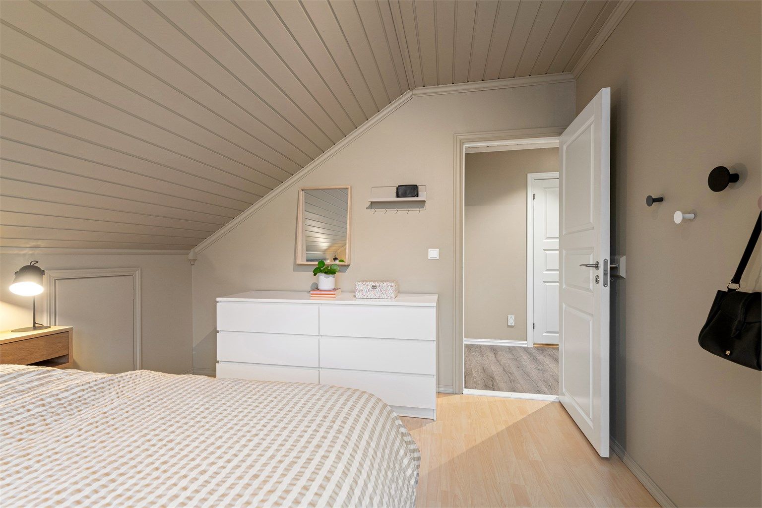 I tillegg til garderobe er det ekstra lagringsplass i kott i kneveggene.
