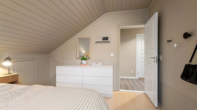 I tillegg til garderobe er det ekstra lagringsplass i kott i kneveggene.