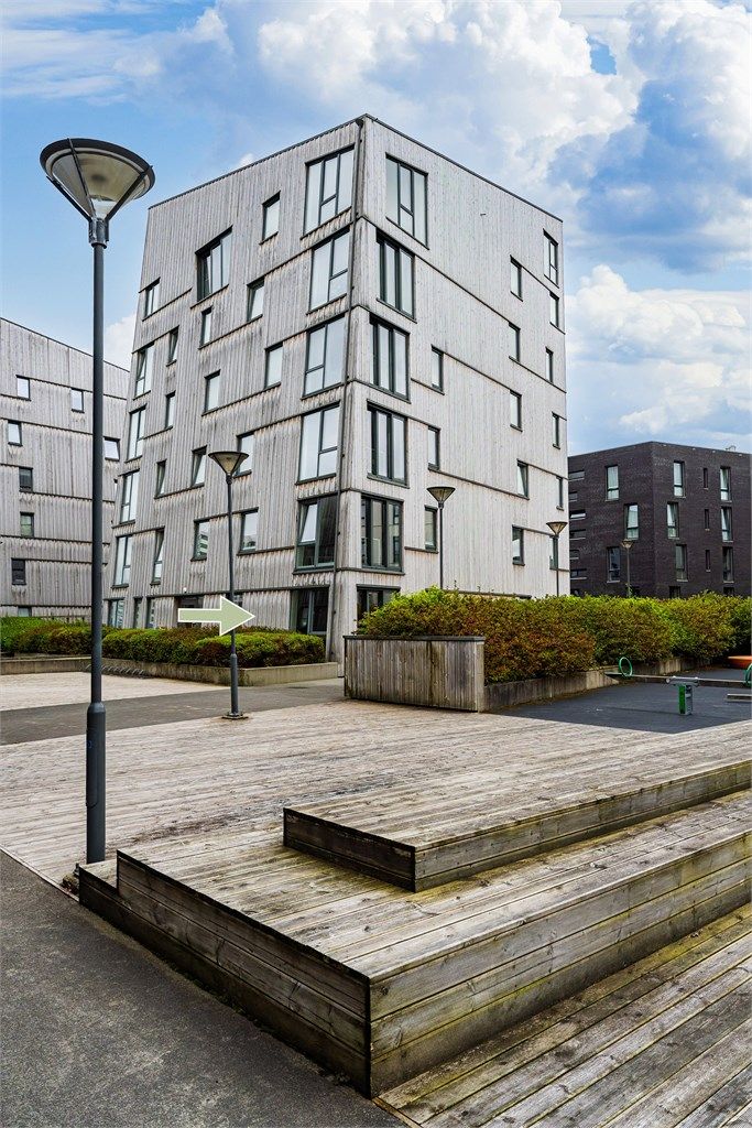 Leiligheten ligger som endeleilighet. Det er trappefri adkomst fra utsiden samt heis direkte fra garasjeanlegg. 