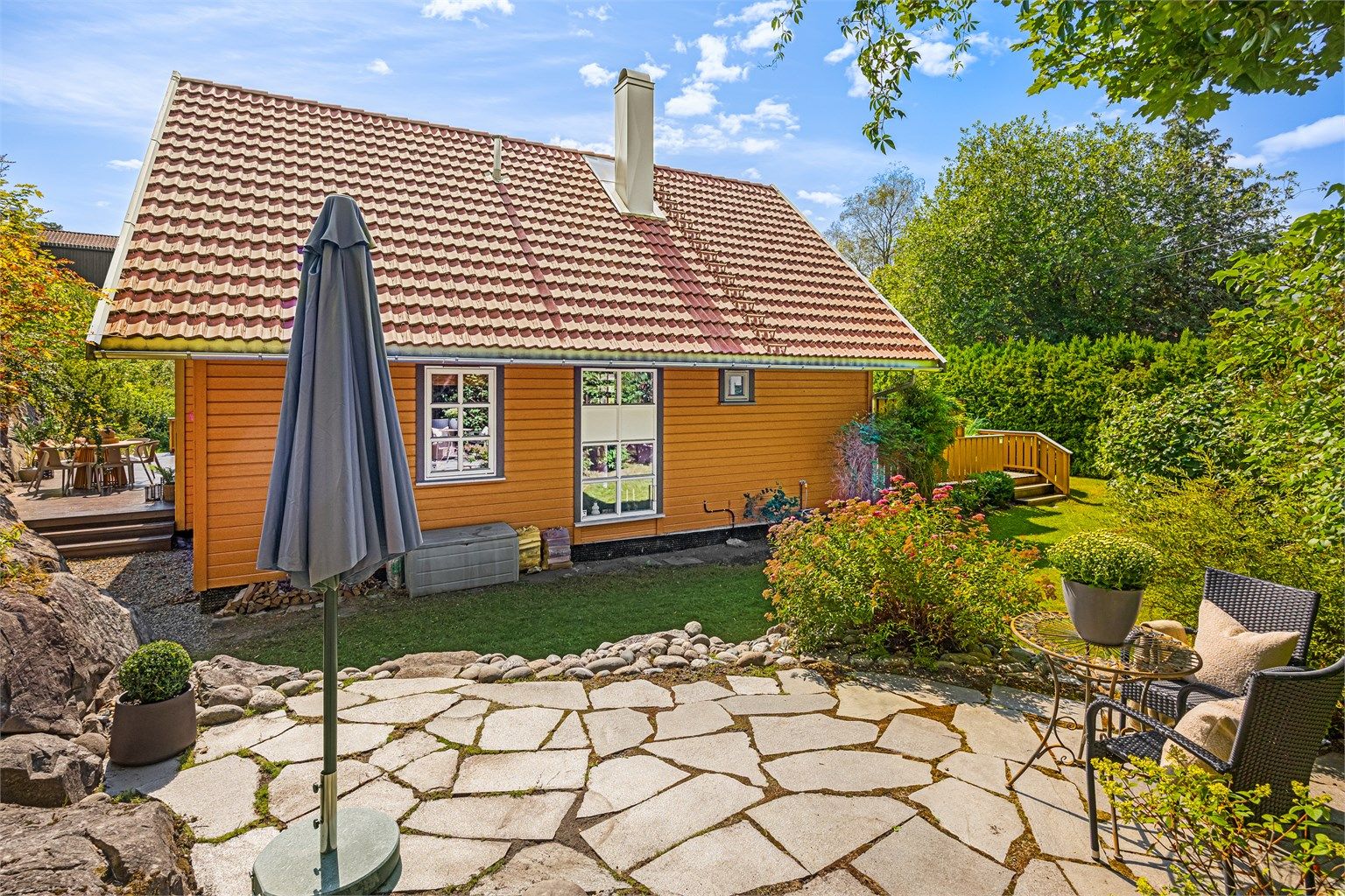 En skjermet oase - steinbelagt platting med sol hele dagen!