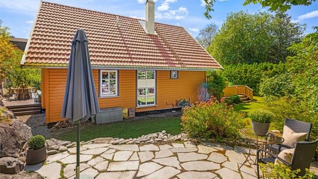 En skjermet oase - steinbelagt platting med sol hele dagen!