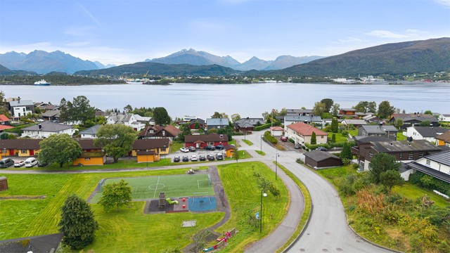 Kort vei til Apalvika balløkke og lokale lekeområder for barn.