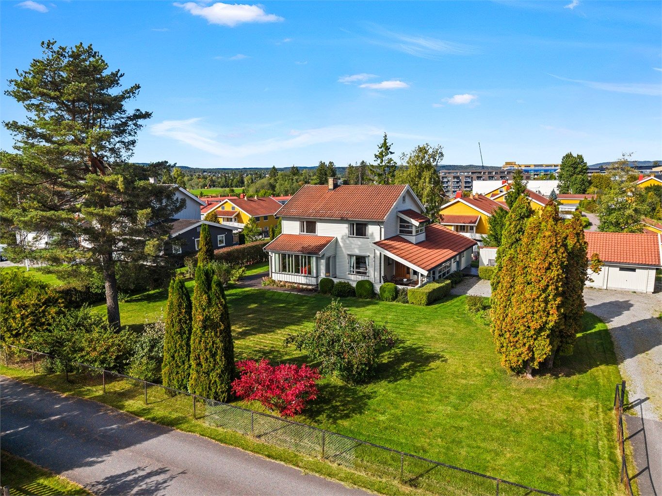 Eiendommen ligger skjermet til i et veletablert boligstrøk på Ask.