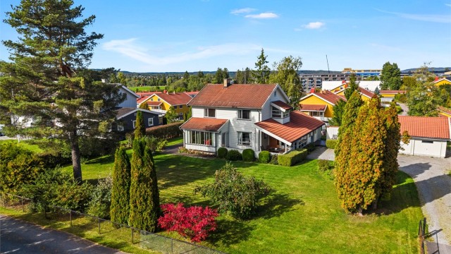 Eiendommen ligger skjermet til i et veletablert boligstrøk på Ask.