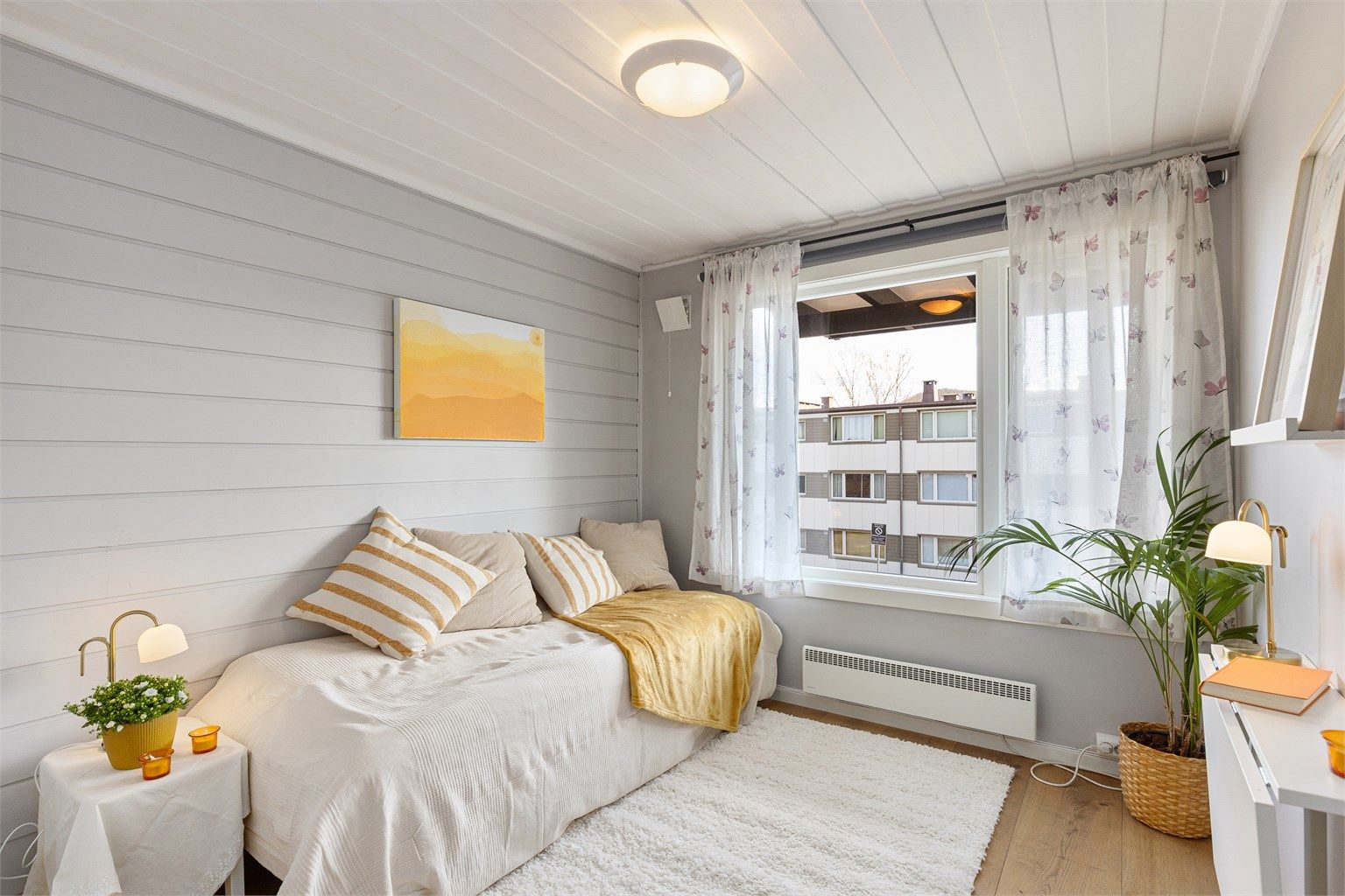 Rommet er av god størrelse og malt i lyse farger