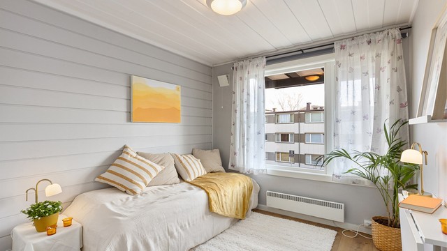 Rommet er av god størrelse og malt i lyse farger