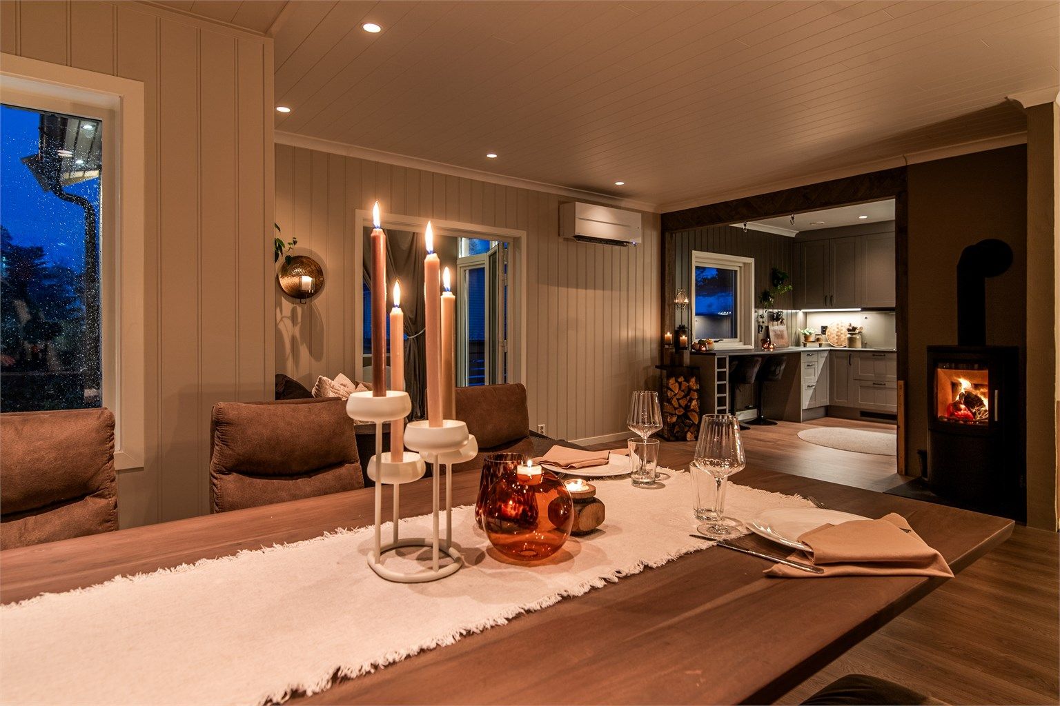 Det er montert både varmepumpe og peisovn i stuen. Pipen ble rehabilitert med nytt røykrør i stål i 2021. Boligens 1. etasje har også balansert ventilasjon med varmegjenvinner.