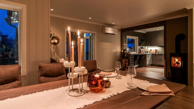 Det er montert både varmepumpe og peisovn i stuen. Pipen ble rehabilitert med nytt røykrør i stål i 2021. Boligens 1. etasje har også balansert ventilasjon med varmegjenvinner.