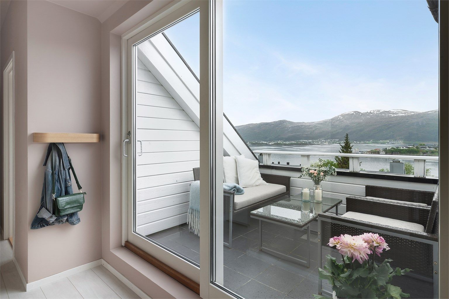 Fra gangen er det direkte utgang via skyvedør til sydvendt takterrasse