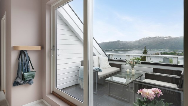 Fra gangen er det direkte utgang via skyvedør til sydvendt takterrasse