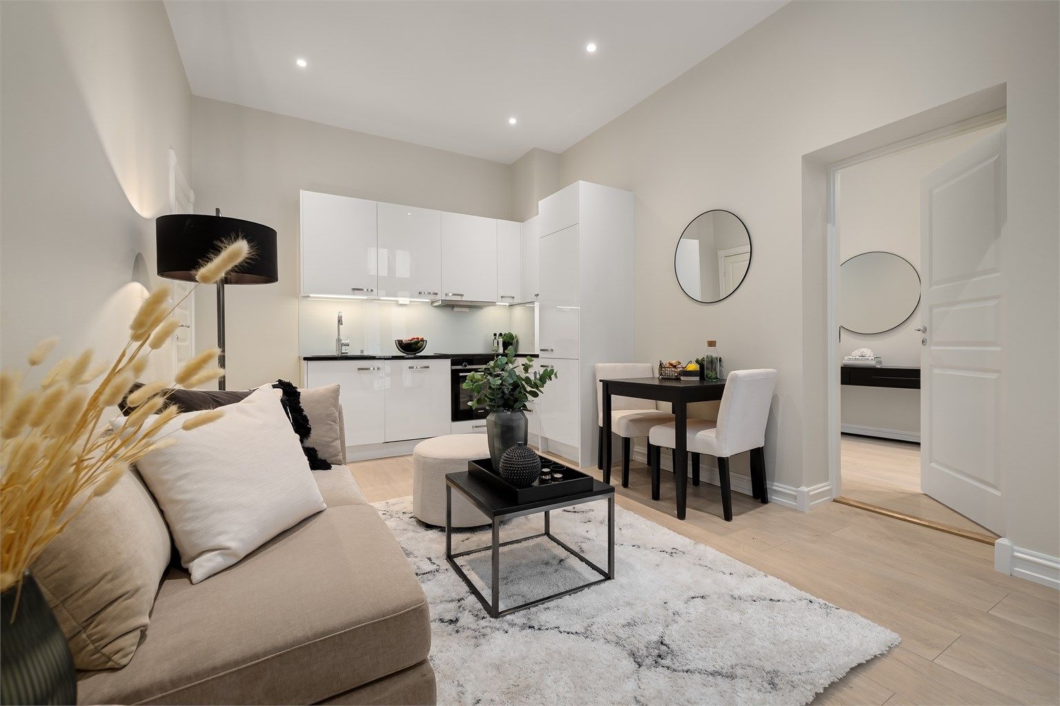  Flotte overflater, lekre fargevalg og downlights i himling som kan stilles etter ønsket stemning