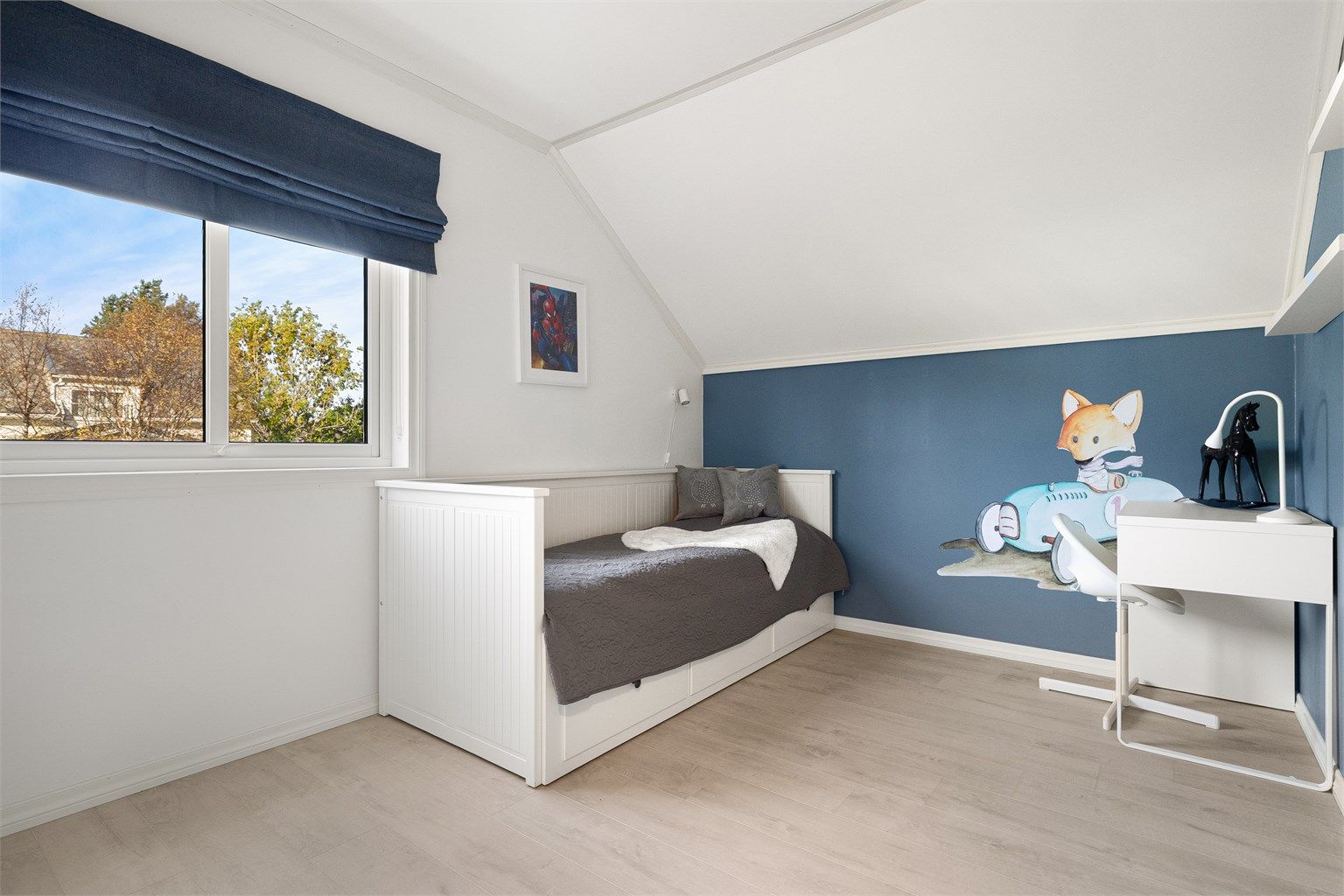 Soverom 2 med plass til seng, skrivebord og klesoppbevaring.