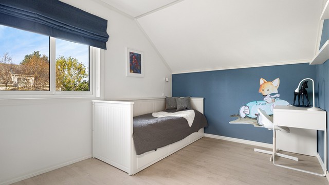 Soverom 2 med plass til seng, skrivebord og klesoppbevaring.