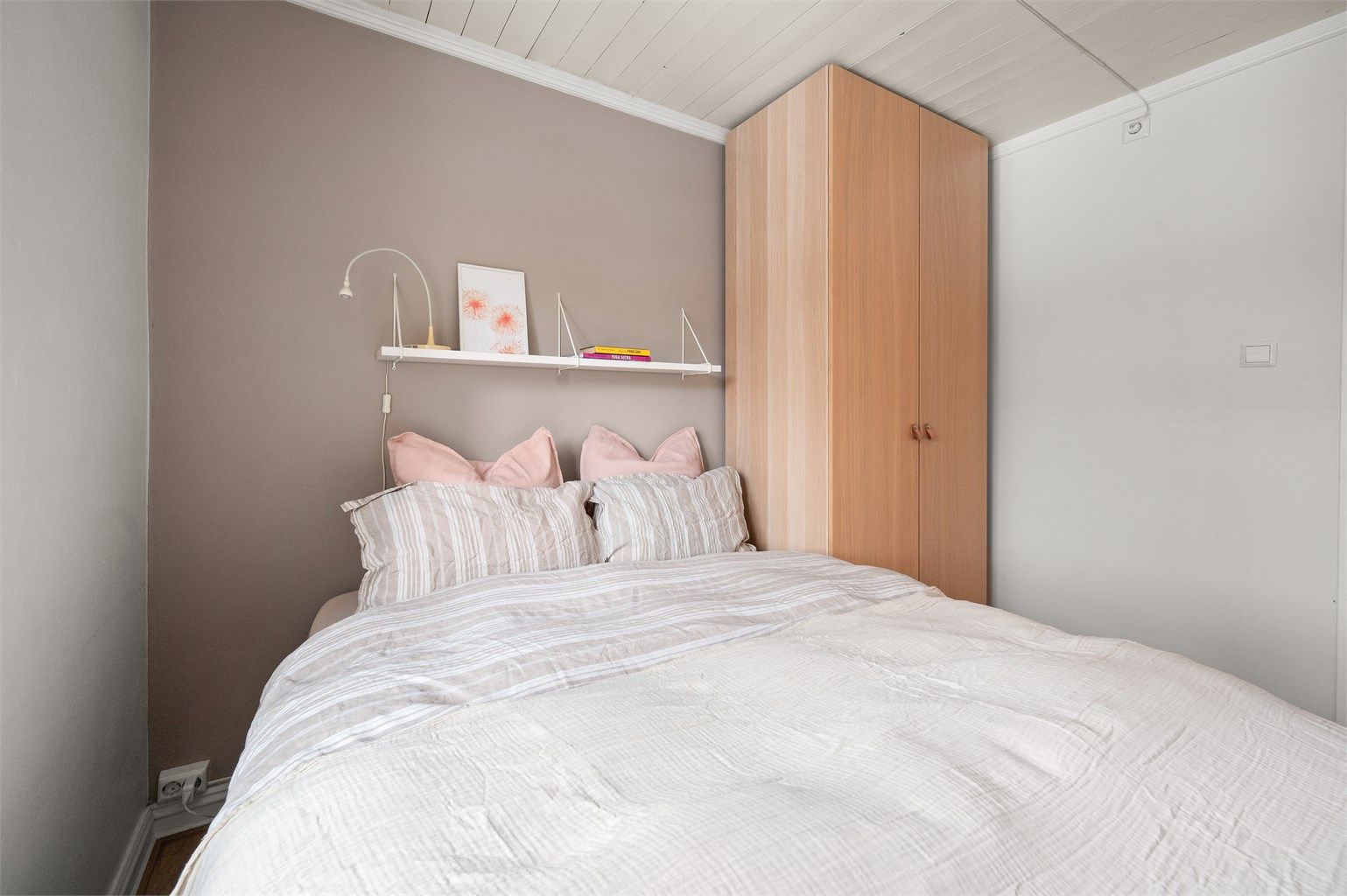 Alle soverommene har god størrelse og eikeparkett på gulv. 