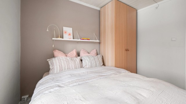 Alle soverommene har god størrelse og eikeparkett på gulv.