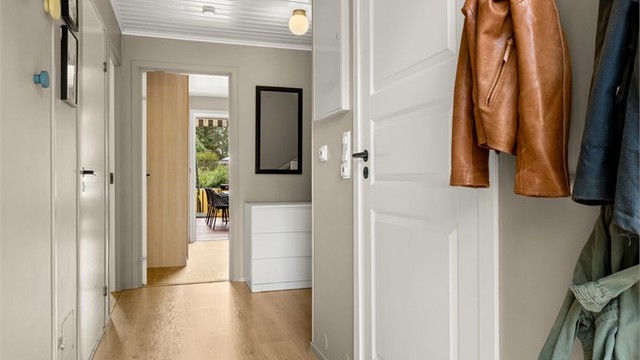 Entré/gang med 1-stavs laminatgulv med gulvvarme