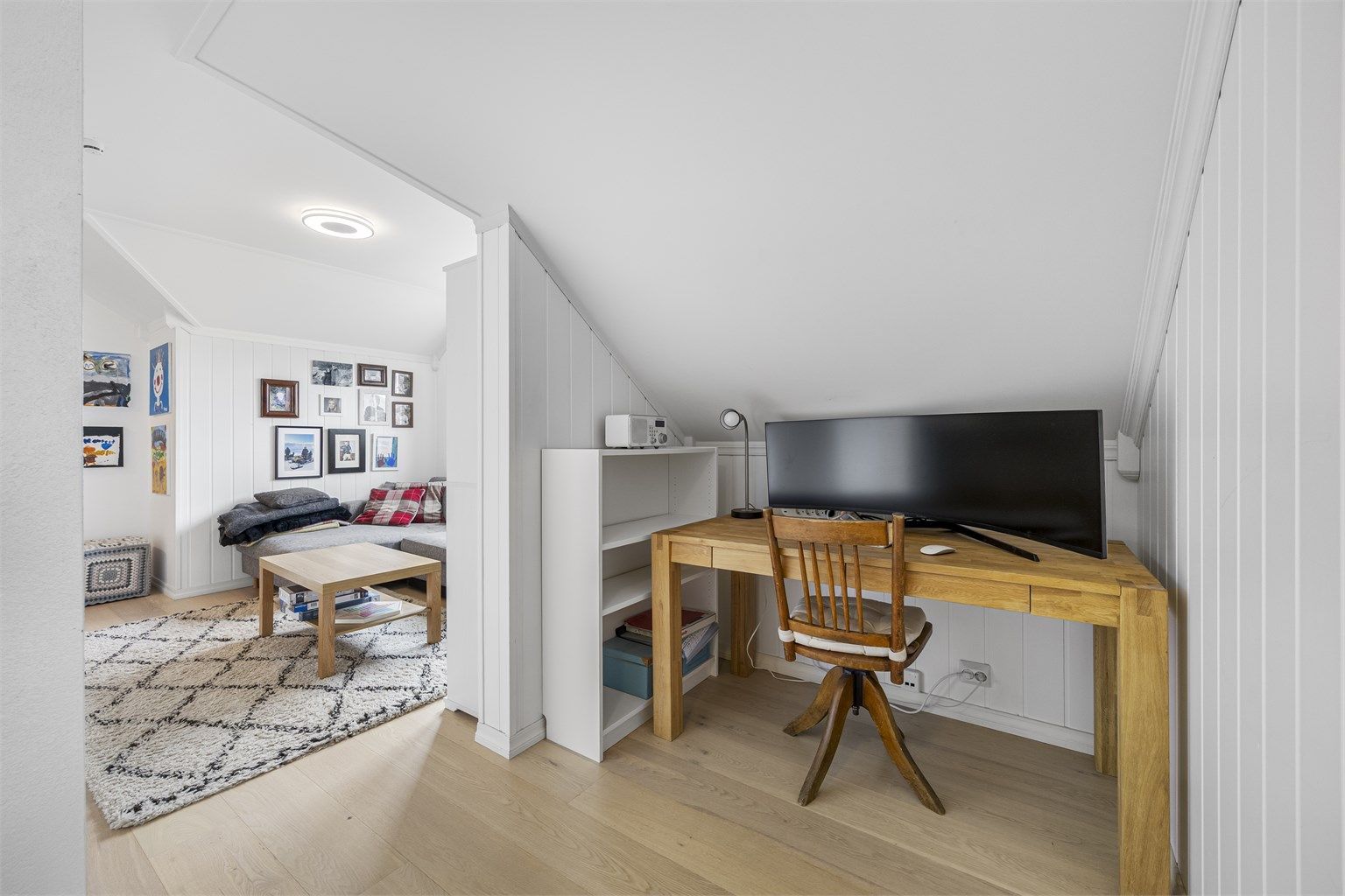 En del av loftstuen er innredet med en praktisk arbeidsplass/kontor.