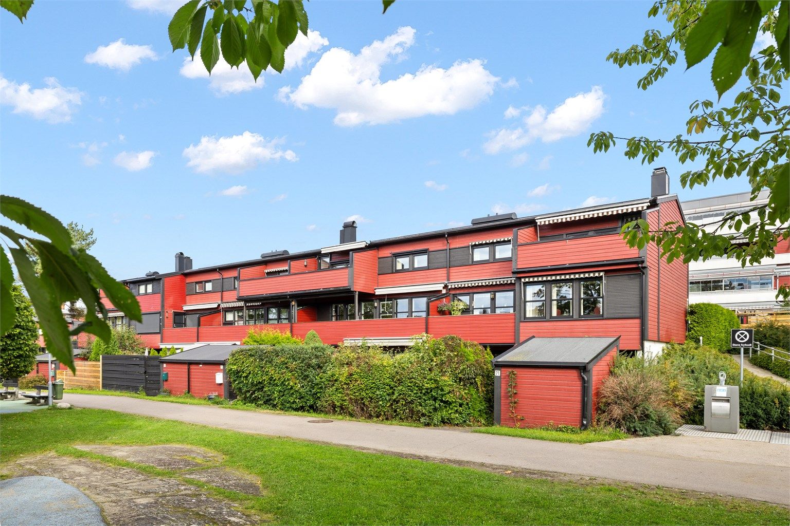 Barnevennlige og flotte felles områder. Bilfrie interne veier i borettslaget.