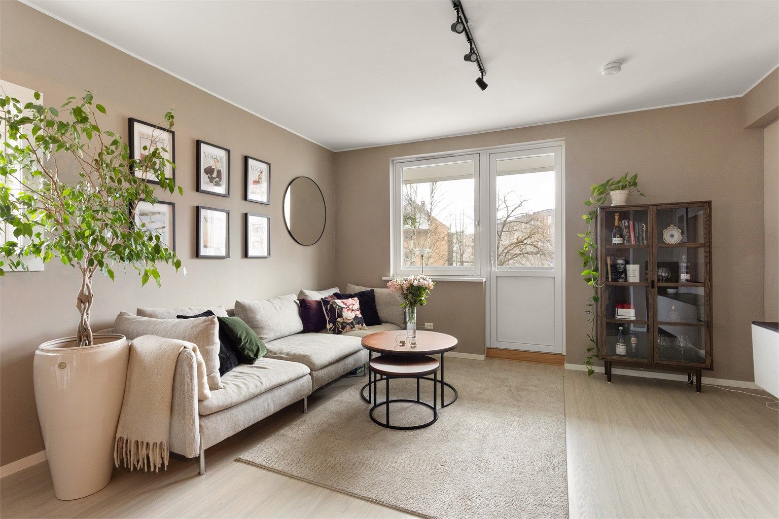 Store vinduer gir rikelig med naturlig lys noe som skaper en god romfølelse.