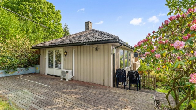 Terrassen har god plass til utemøbler.