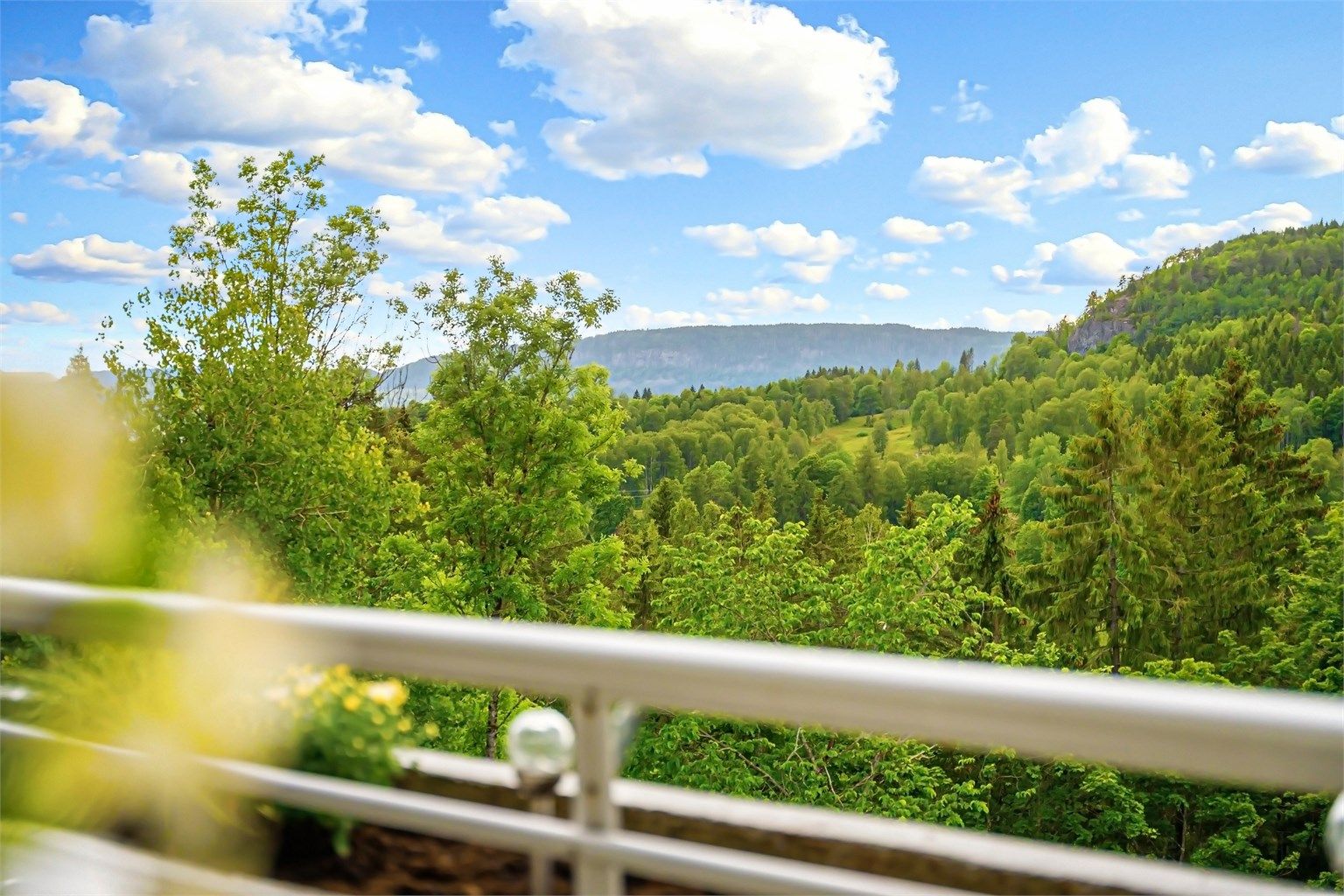 Dette er en lys og innbydende 2-roms toppleilighet med god og luftig planløsning