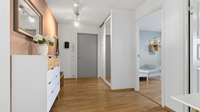 Praktisk skyvedørsgarderobe med speilfronter gir rikelig med oppbevaringsplass for yttertøy.