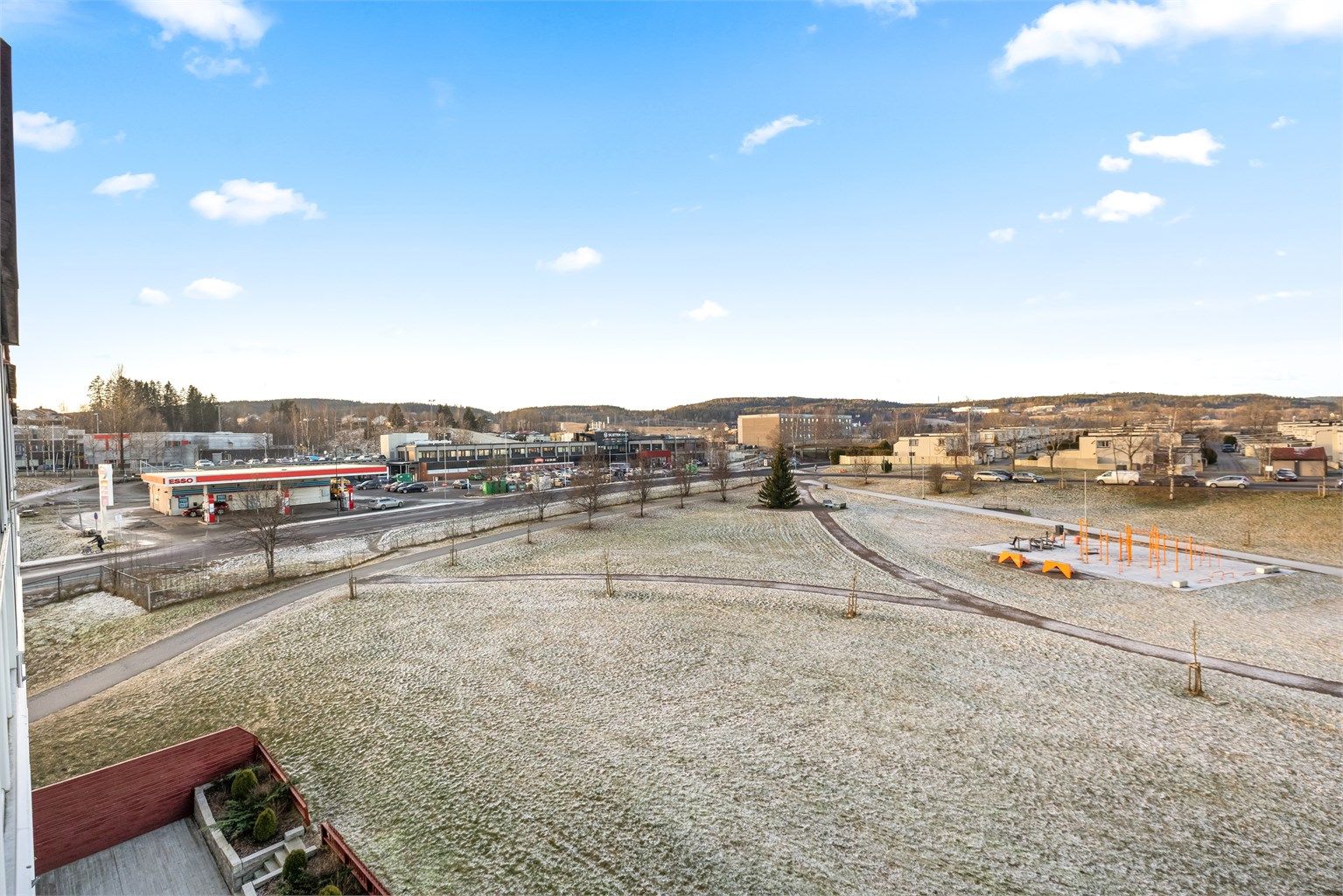 Utsikt fra balkongen. Området byr på et rikt fritidstilbud