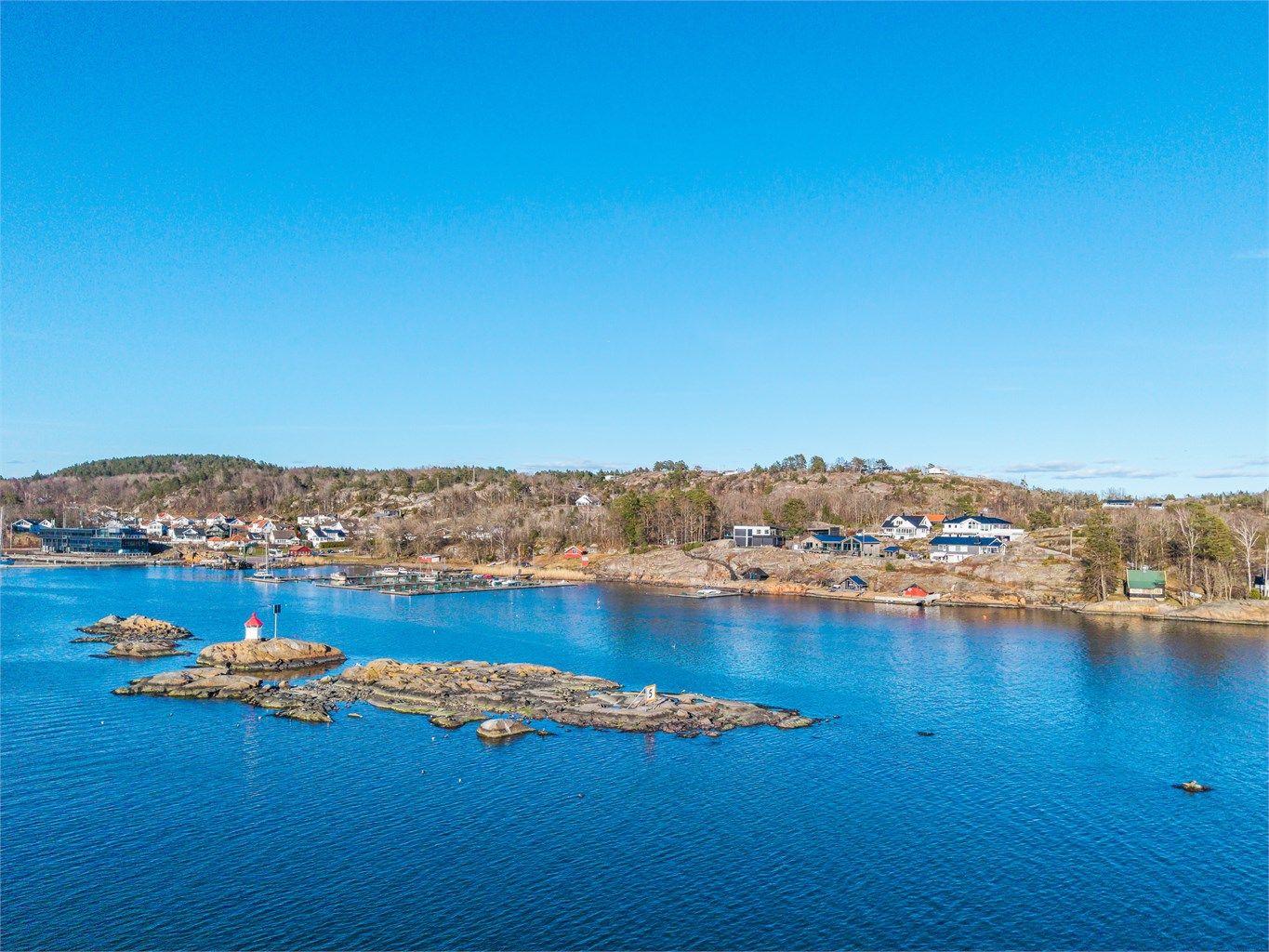 Eiet tomt på tilsammen 2 633,9 kvm. Denne flotte strandeiendom består av en hovedtomt på fastlandet på 1 745,5 kvm, samt 11 små, idylliske skjær som samlet utgjør om lag 888,4 kvm. På ett av skjærene står et sjarmerende lite fyrtårn som gir et maritimt pr