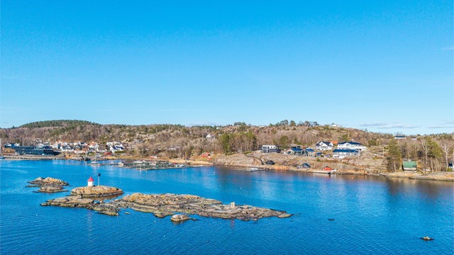 Eiet tomt på tilsammen 2 633,9 kvm. Denne flotte strandeiendom består av en hovedtomt på fastlandet på 1 745,5 kvm, samt 11 små, idylliske skjær som samlet utgjør om lag 888,4 kvm. På ett av skjærene står et sjarmerende lite fyrtårn som gir et maritimt pr