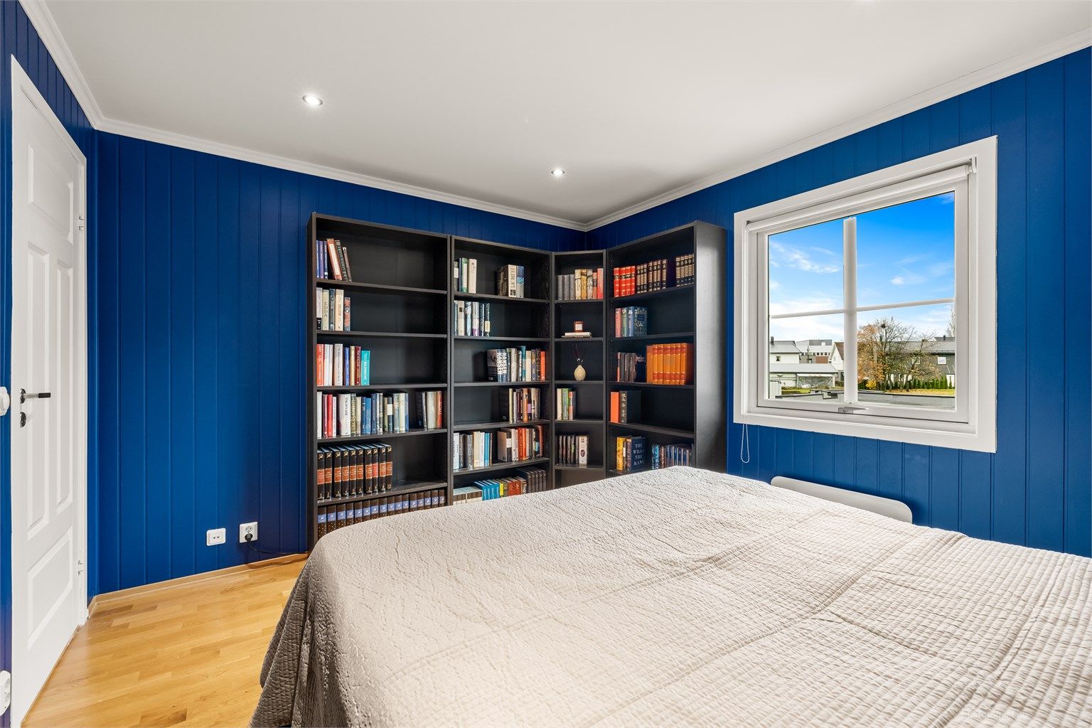 Soverommet har plass til både seng og oppbevaringsløsninger.