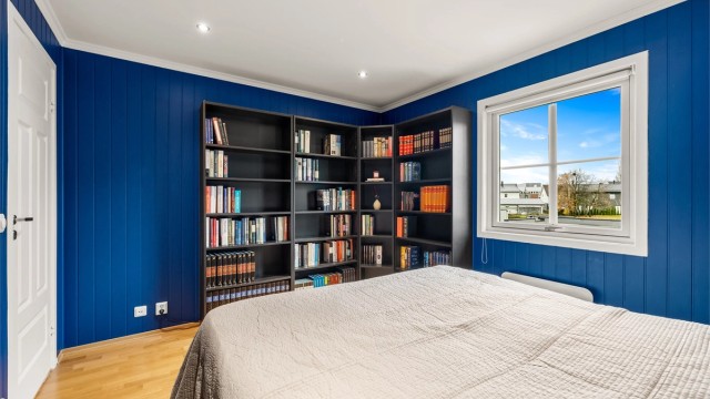 Soverommet har plass til både seng og oppbevaringsløsninger.