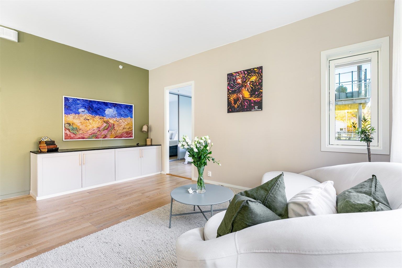 Ekstra himlingshøyde på opptil 2,7 meter har positiv innvirkning på flere rom - stuen inkludert.