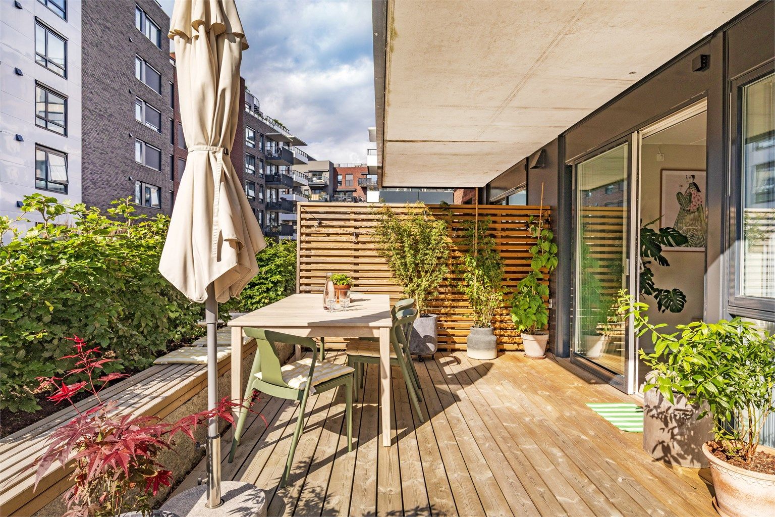 Plattingen er på hele 18 kvm med gode plass til både sittegruppe, gassgrill og potteplanter. 