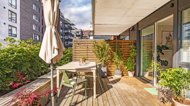 Plattingen er på hele 18 kvm med gode plass til både sittegruppe, gassgrill og potteplanter.