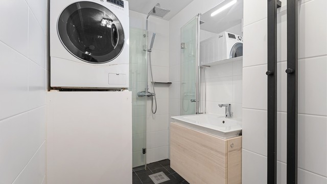 Badet er flislagt og har dusjnisje med innfellbare dører, regndusj, servant med skuffer samt overskap med lagringsplass. Det er også plass til vaskemaskin og varmtvannsberederen er plassbygd.