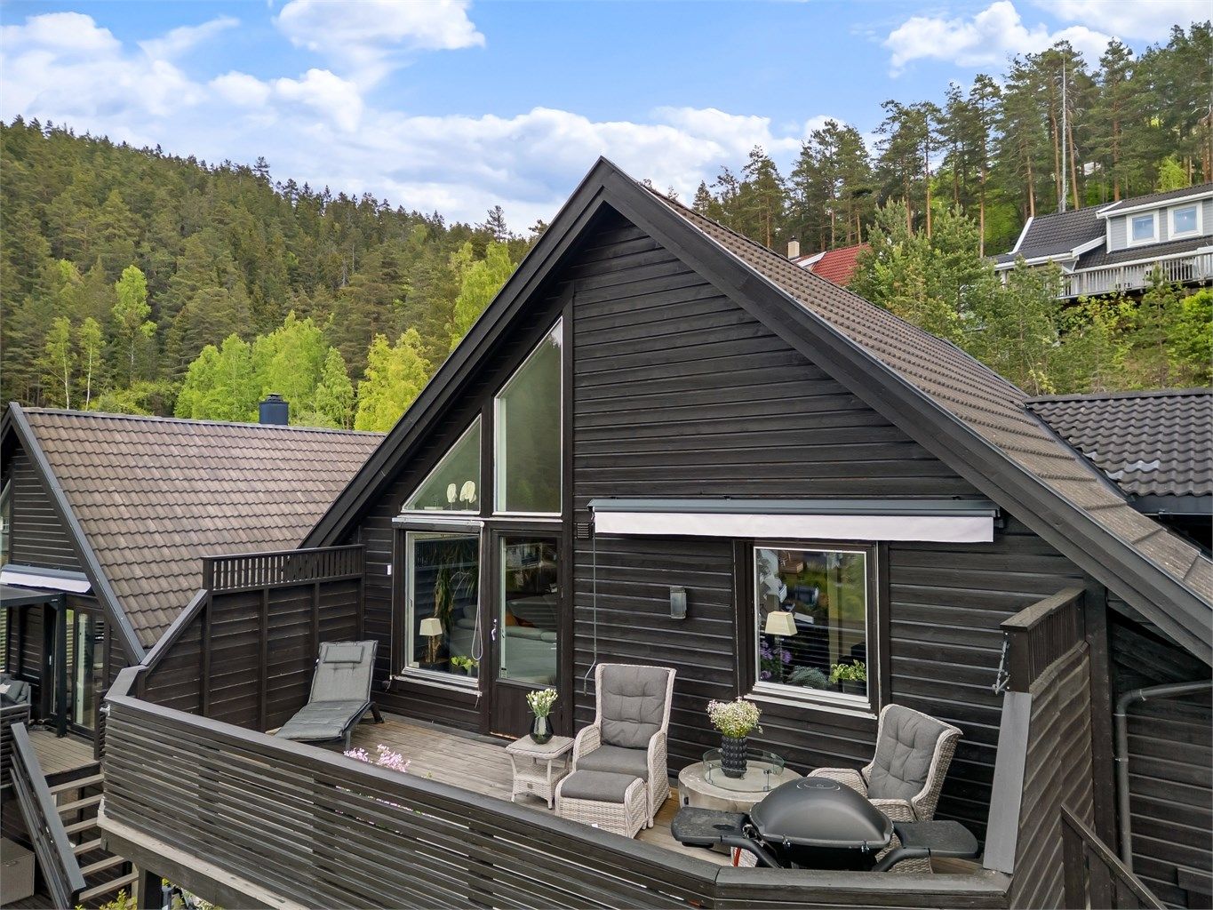 Verandaen har utvendig belysning, strømuttak, markise og levegger. Utvidelse av veranda er ikke byggemeldt.