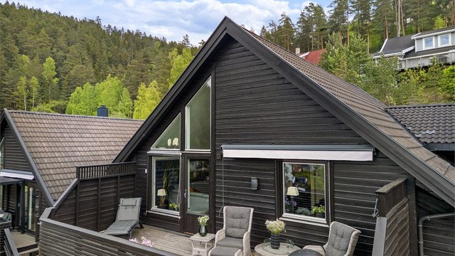 Verandaen har utvendig belysning, strømuttak, markise og levegger. Utvidelse av veranda er ikke byggemeldt.