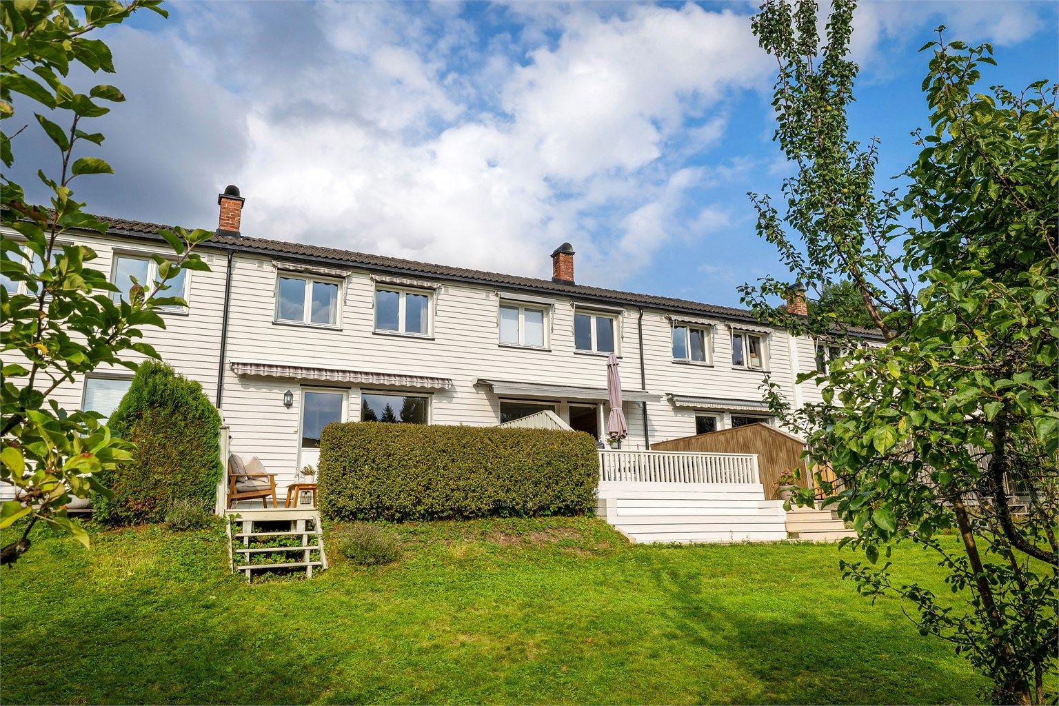 Her får du et flott rekkehus over tre plan med en romslig, solrik terrasse på 24 kvm!