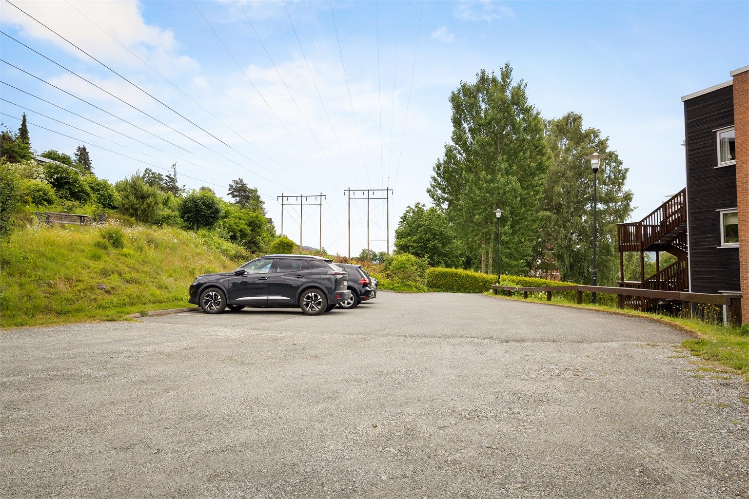 Leiligheten disponerer parkeringsplass merket 1 A på asfaltert plass bak bygget.