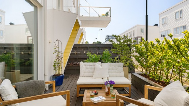 Terrasse og inngangsparti er opparbeidet med platting, og pent beplantede plantekasser.