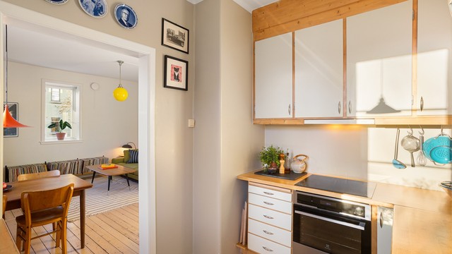 Kjøkkenet er utstyrt med platetopp nedfelt i benkeplaten, stekeovn, oppvaskmaskin, samt kjøleskap og fryser under benken