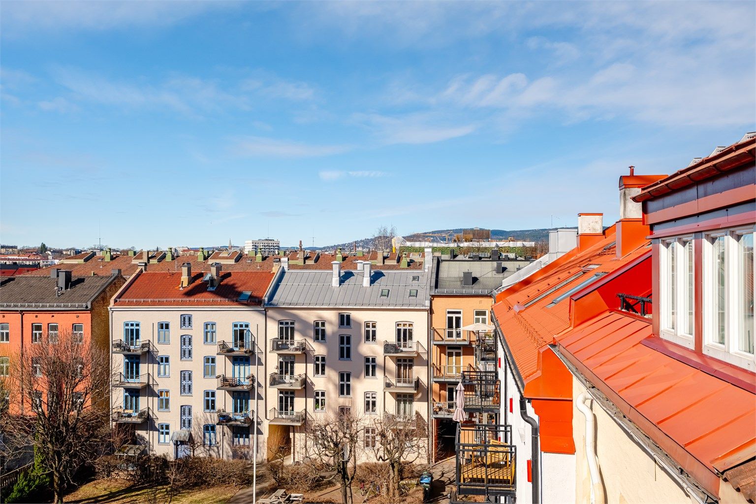 Herlig utsyn fra felles takterrasse.