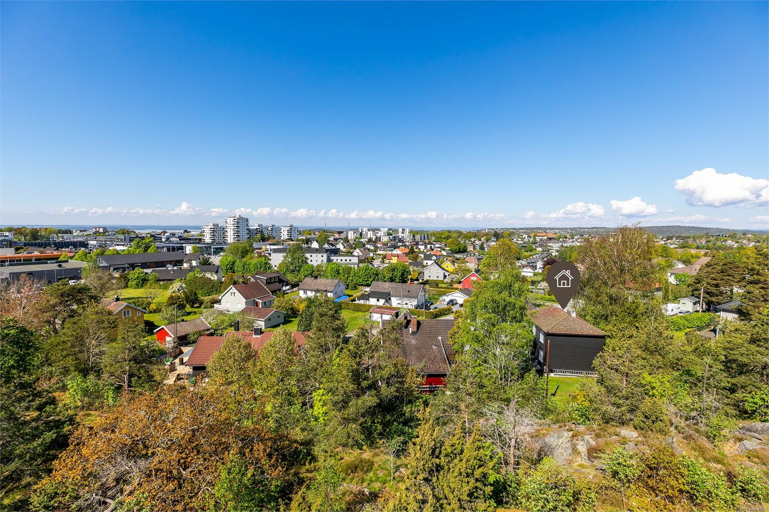 Eiendommen er høyereliggende og tilbaketrukket inntil den ubebygde kollen mellom Høyda, Øredalen og Øreåsen. Fotograf; Børge Oppegård.