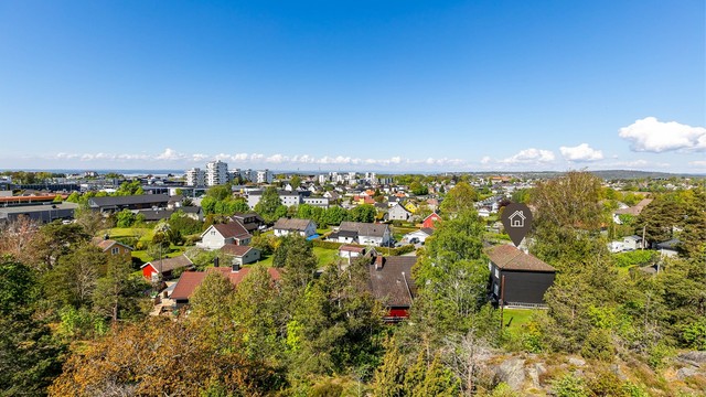 Eiendommen er høyereliggende og tilbaketrukket inntil den ubebygde kollen mellom Høyda, Øredalen og Øreåsen. Fotograf; Børge Oppegård.