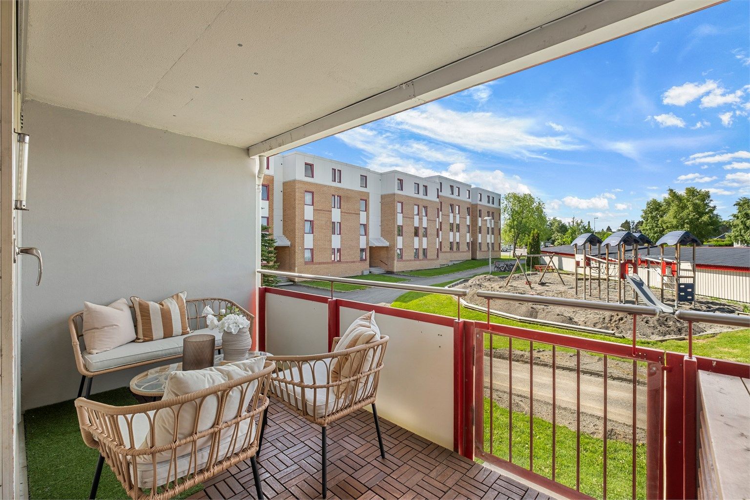 Hyggelig balkong med god plass til sittegruppe og utsyn mot borettslagets fellesarealer og lekeplass. Selger opplyser om gode solforhold på uteplassen fra ca. kl. 10:00 til 21:00 på sommerstid. 