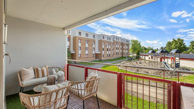 Hyggelig balkong med god plass til sittegruppe og utsyn mot borettslagets fellesarealer og lekeplass. Selger opplyser om gode solforhold på uteplassen fra ca. kl. 10:00 til 21:00 på sommerstid.