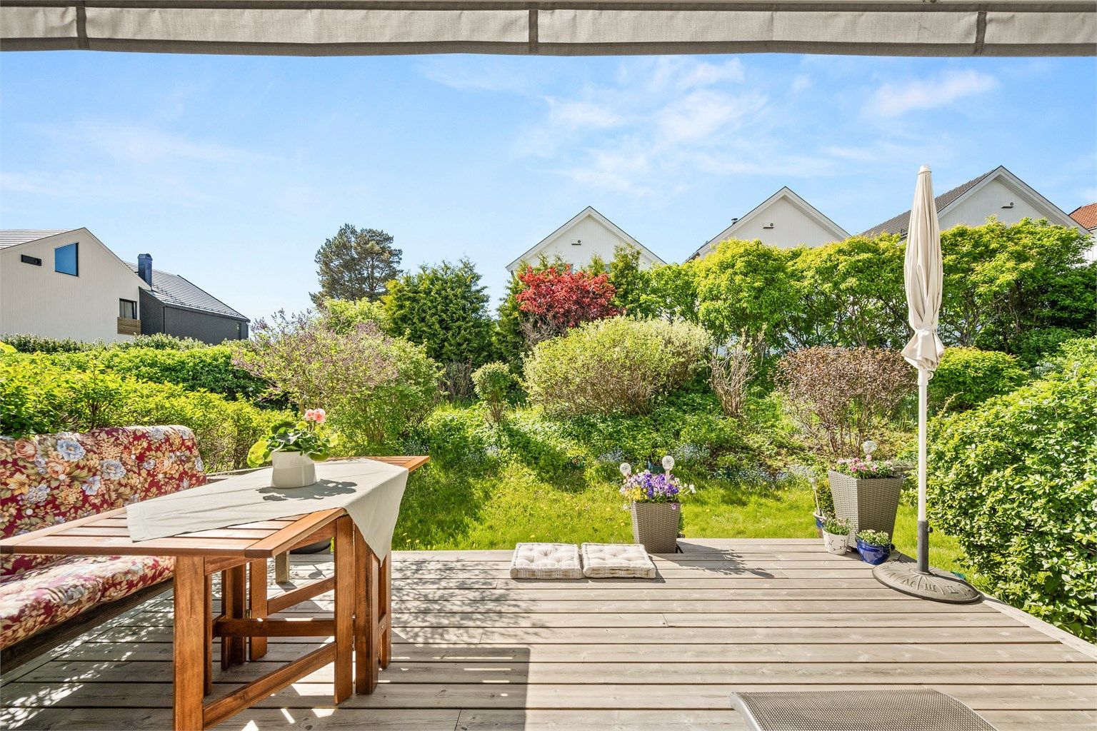 Leiligheten har en solrik terrasse på hele 17 m² med direkte adkomst til borettslagets grønne fellesarealer. Foto: Martine Eren Jacobsen