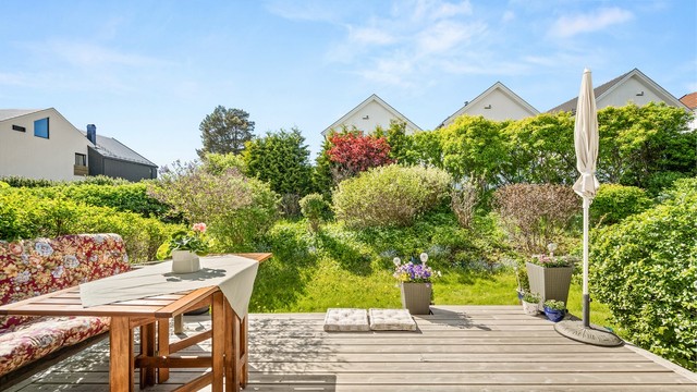 Leiligheten har en solrik terrasse på hele 17 m² med direkte adkomst til borettslagets grønne fellesarealer. Foto: Martine Eren Jacobsen