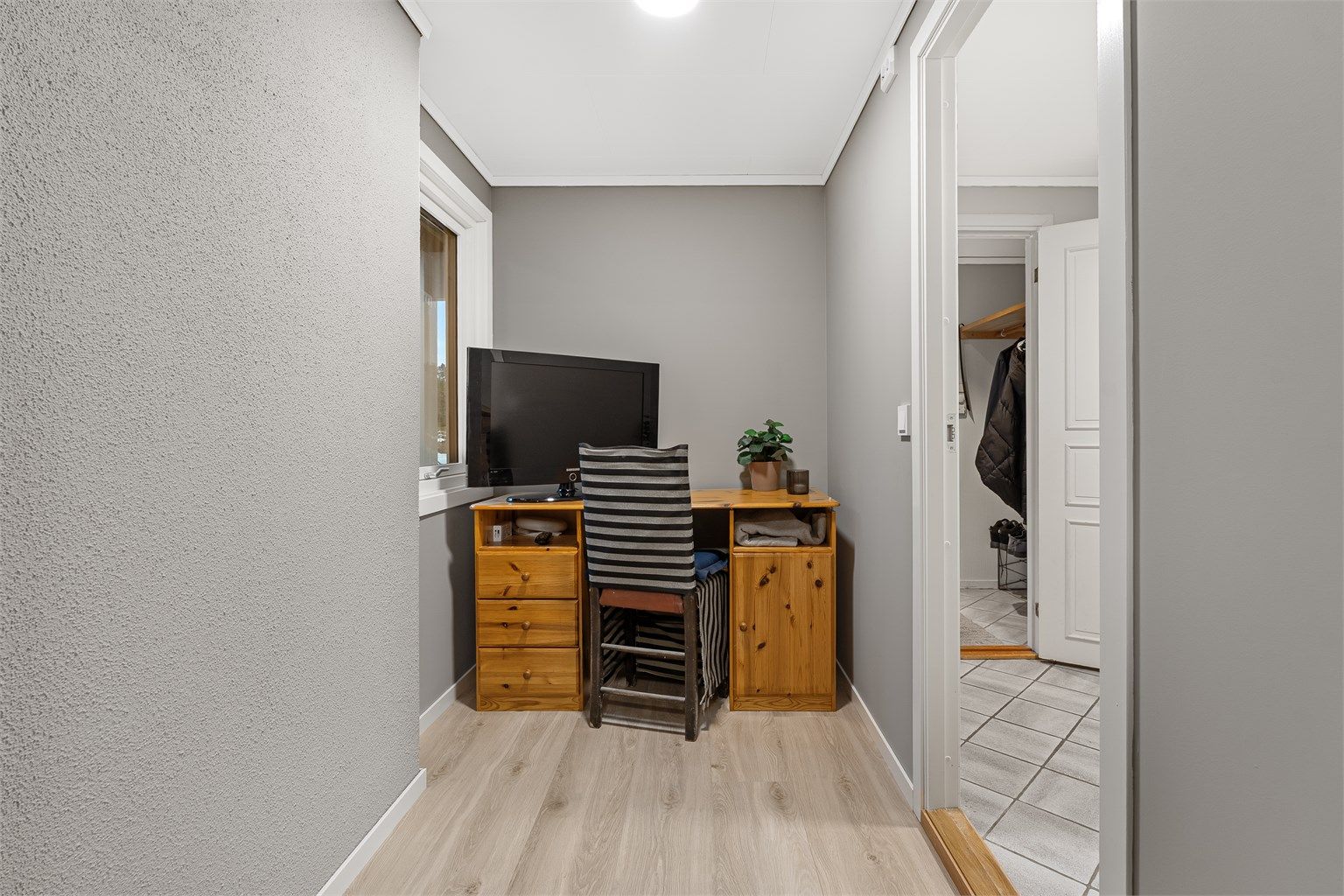 Soverom med nøytrale farger og god plass til seng / oppbevaring.
